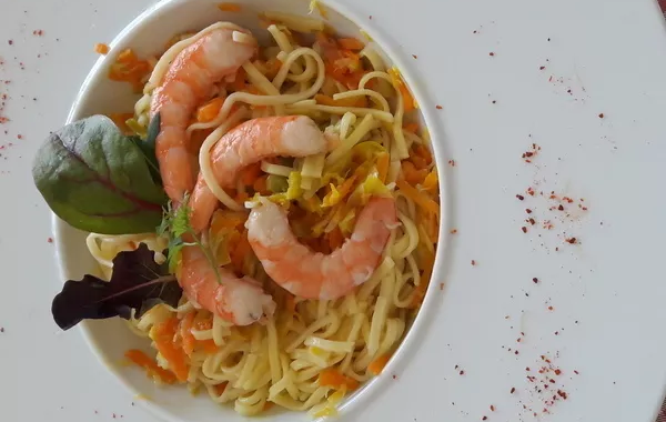 NOUILLES CHINOISES ET CREVETTES SAUTEES AUX PETITS LEGUMES