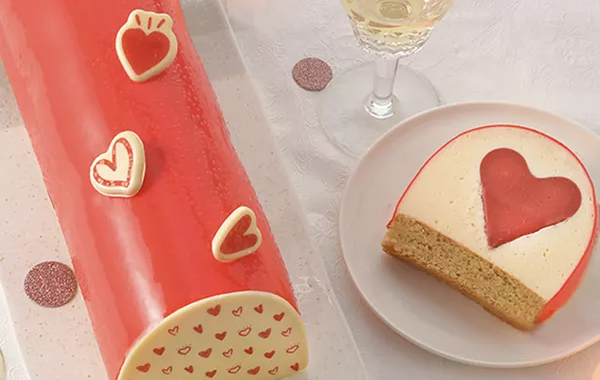 Bûche au citron et miel avec son coeur de fraise