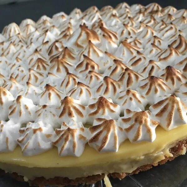 tarte aux citrons meringuée sur croquant d'amandes et crème d'amandes au citron vert