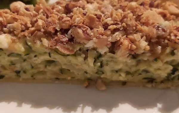 Tartes aux courgettes et crumble à la fêta et amandes.