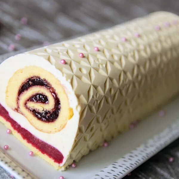 🍥 Bûche légère vanille framboise  avec insert roulé à la framboise 