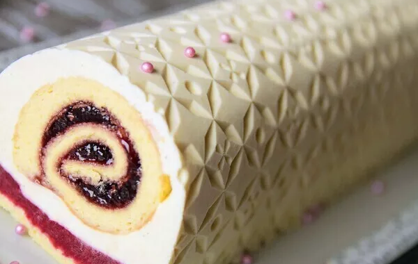 🍥 Bûche légère vanille framboise avec insert roulé à la framboise