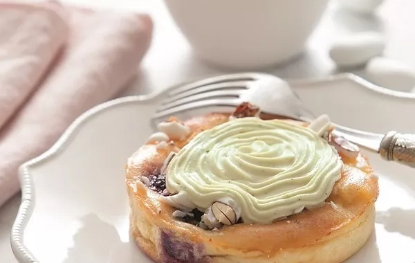 Clafoutis cerises-amandes et chantilly pistache