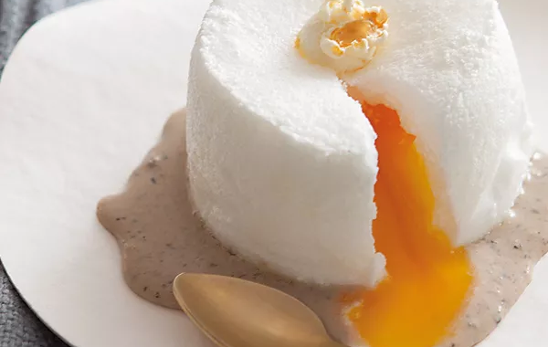 Oeufs parfaits aux olives et au pop-corn