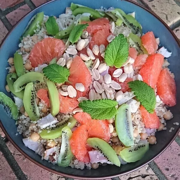 Salade de quinoa poulet - fruits et cacahuètes