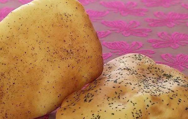Naan (pains indiens) et sauce Raïta