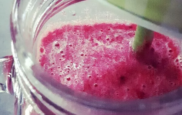 Smoothie pêche banane kiwi fruits rouges
