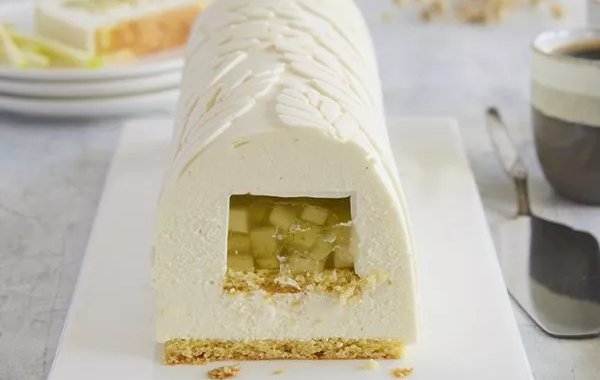 Bûche au chocolat blanc, citron et compotée de pomme