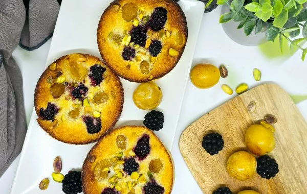 Clafoutis mirabelles, mûres et pistaches
