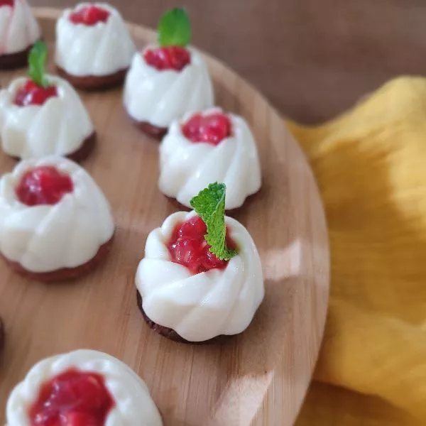 Spirales de pana cotta citron vert framboises noisettes
