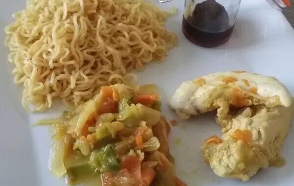 Wok de poulet et tagliatelles de légumes au soja