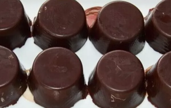 Petits gâteaux aux noix, noisettes et caramel en robe de chocolat