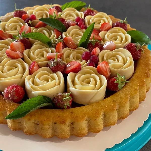 Tarte renversée aux fruits rouges et crème vanille en boutons de rose