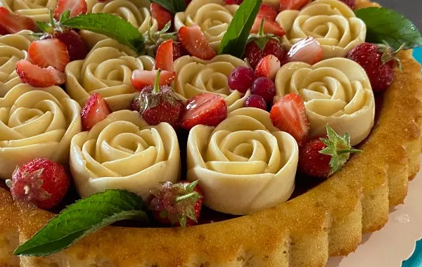 Tarte renversée aux fruits rouges et crème vanille en boutons de rose
