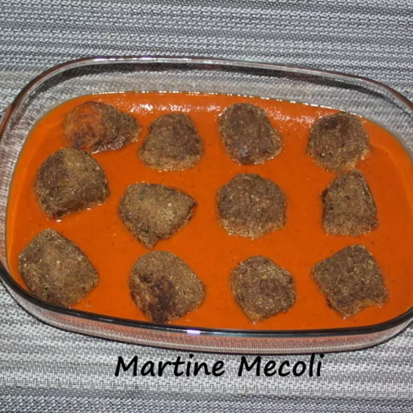 Boulettes d'aubergines sur coulis de tomates
