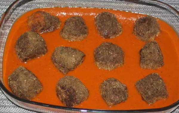 Boulettes d'aubergines sur coulis de tomates