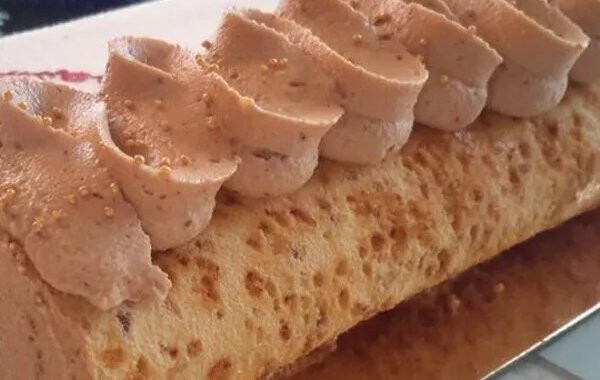 Bûche pralinée aux éclats de noisettes et amandes