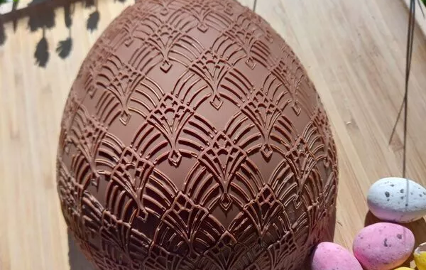 OEUF DE PAQUES AU CHOCOLAT AU LAIT ET CHOCOLAT BLANC