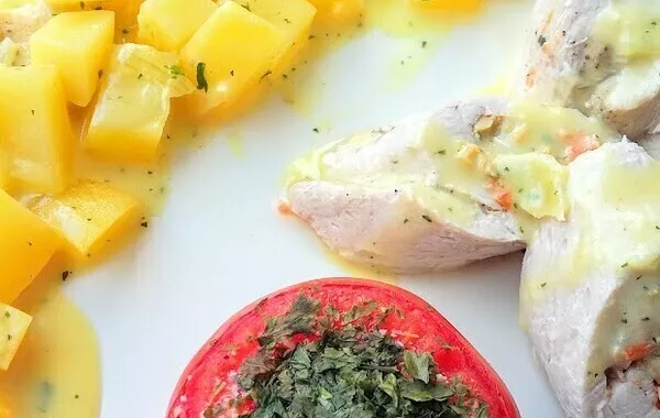 Roulé de volaille farcie aux champignons, sauce vin blanc