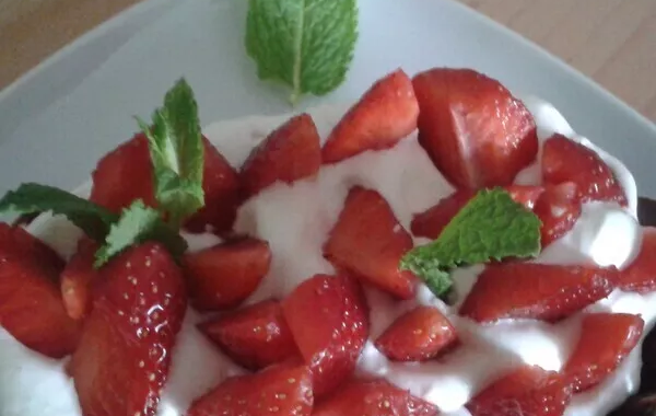 Fraises sur chantilly au mascarpone en coque de chocolat