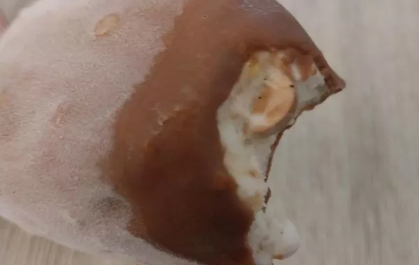 Glace vanille aux noix de macadamia caramélisées