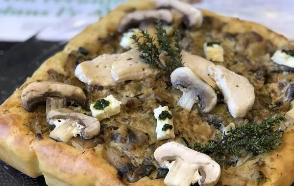 Tarte briochée aux courgettes, champignons et poulet