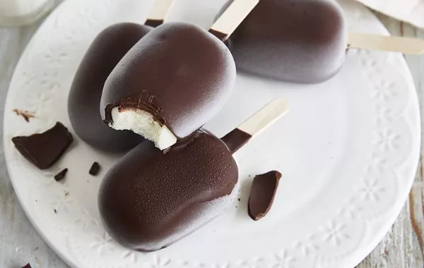 Glace au chocolat blanc enrobée de chocolat noir