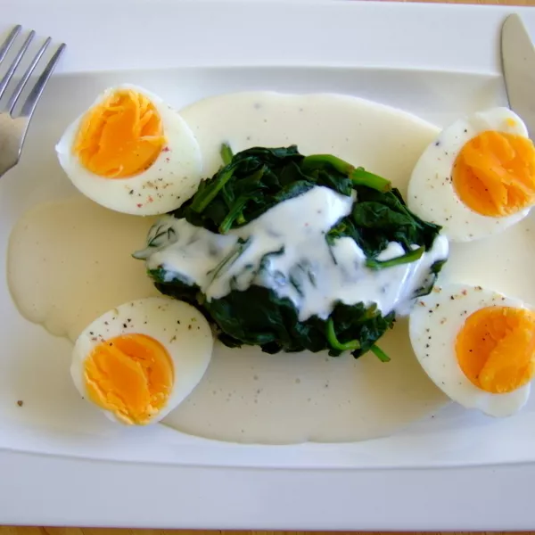Oeufs sur lit d'épinards