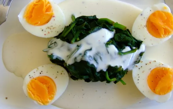 Oeufs sur lit d'épinards